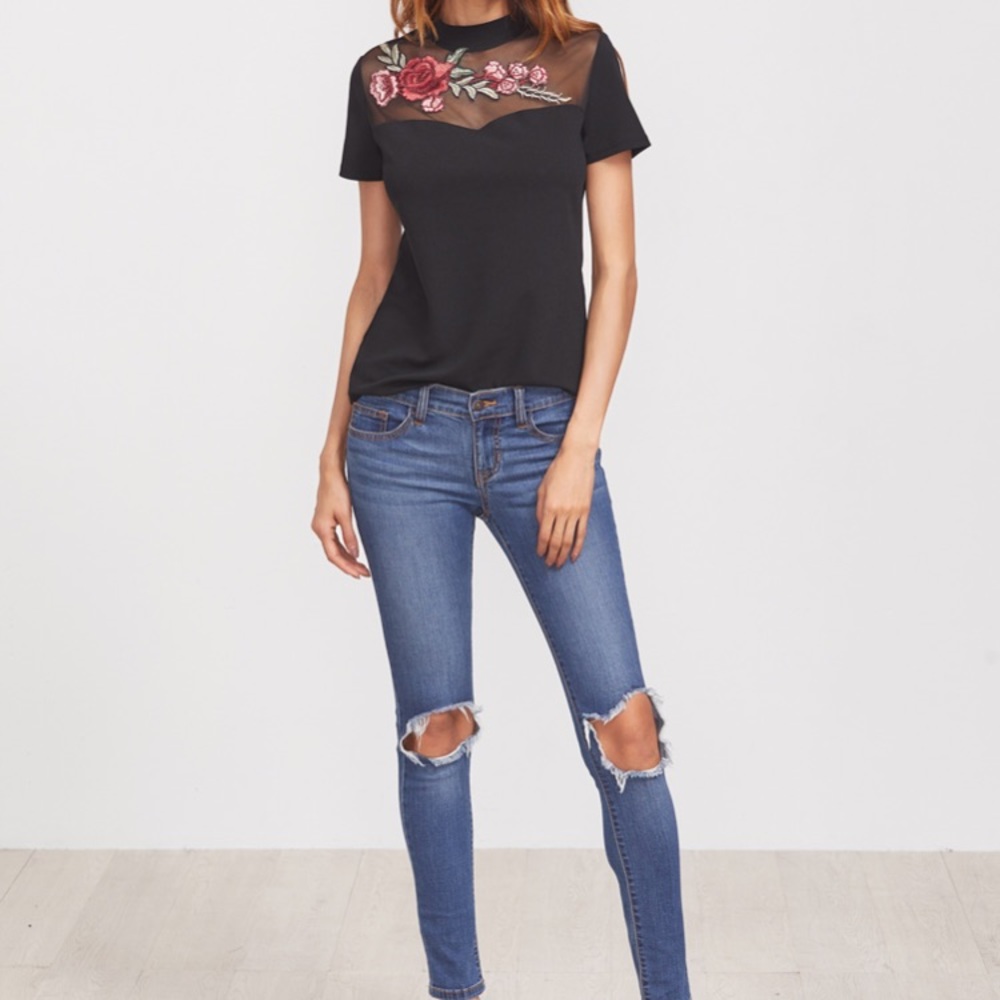 Embroidered 🌺 mock turtle neck short sleeve top